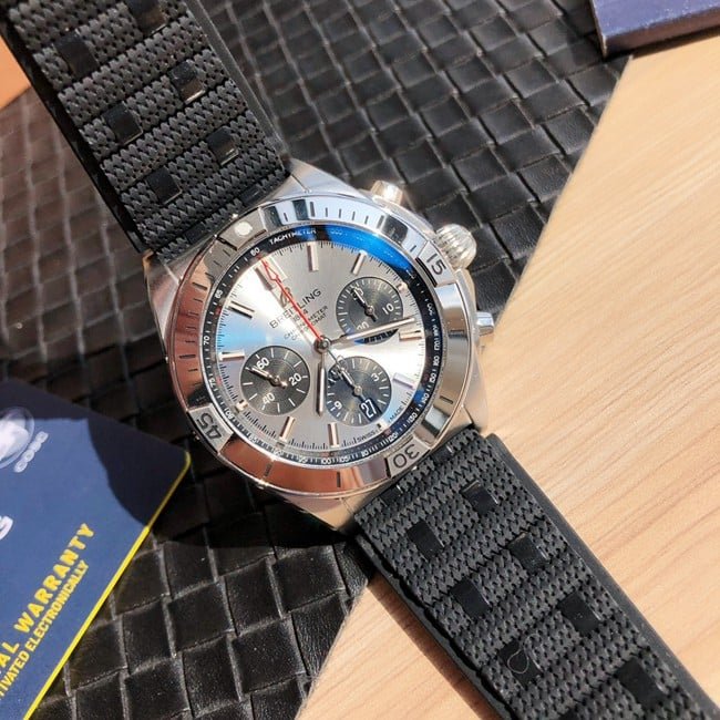 top-tier replicaBreitlinghigh-quality replica watch automatic movementchronograph series men's white dialrubber strap front view