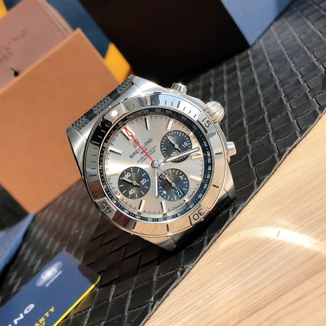 top-tier replicaBreitlinghigh-quality replica watch automatic movementchronograph series men's white dialrubber strap front view