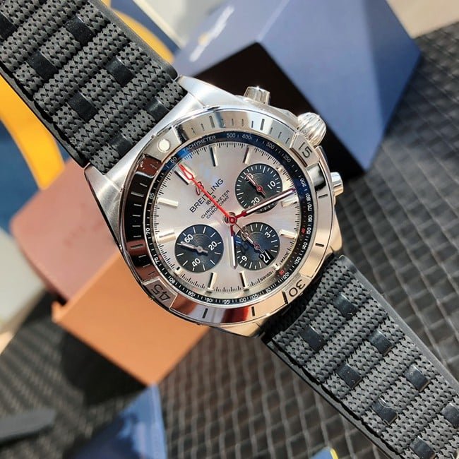top-tier replicaBreitlinghigh-quality replica watch automatic movementchronograph series men's white dialrubber strap front view