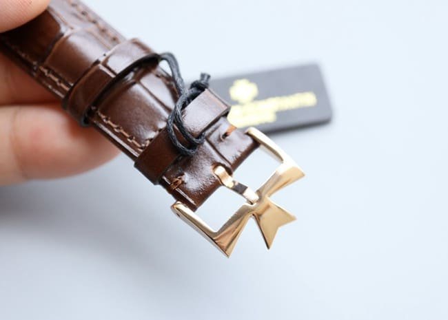 top-tier replicaVacheron Constantinhigh-quality replica men's white dial brown belt full date display series automatic movementleather strap watch clasp picture