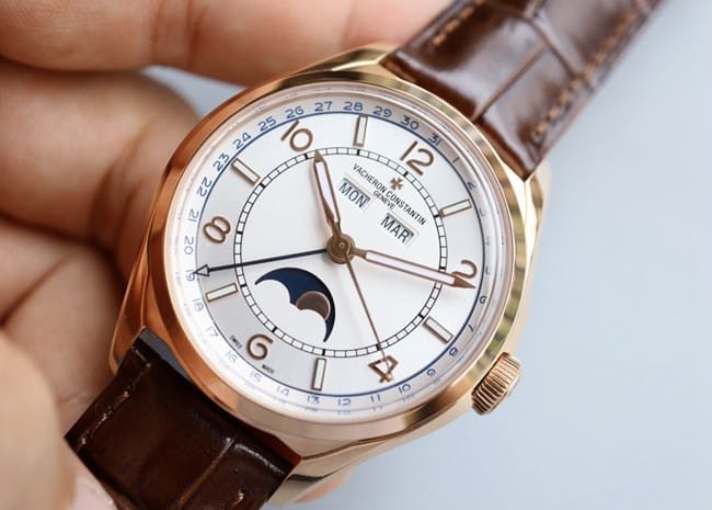 top-tier replicaVacheron Constantinhigh-quality replica men's white dial brown belt full date display series automatic movementleather strap watch front view