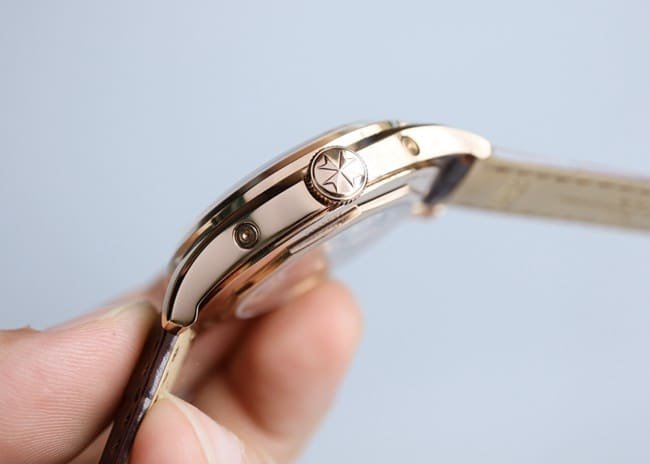 top-tier replicaVacheron Constantinhigh-quality replica men's white dial brown belt full date display series automatic movementleather strap watch side view