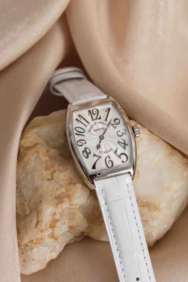 Franck Muller top-tier replica watch LONG ISLAND series barrel-shaped ladies white dial brown belt quartz watch front view
