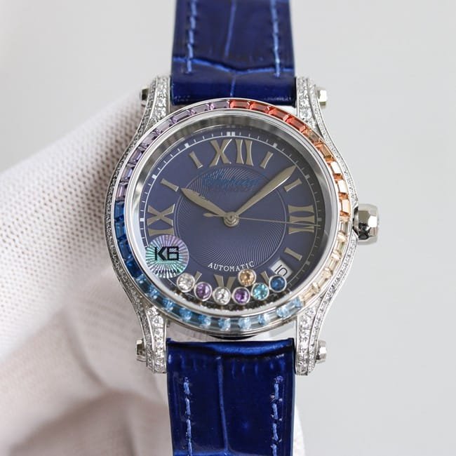 Chopard HAPPY SPORT 1:1 Réplica superior com diamantes coloridos, caixa de diamante com mostrador azul e modelo de cinto de cristal de safira — luxury replica watch guide | Watch Replica Expert