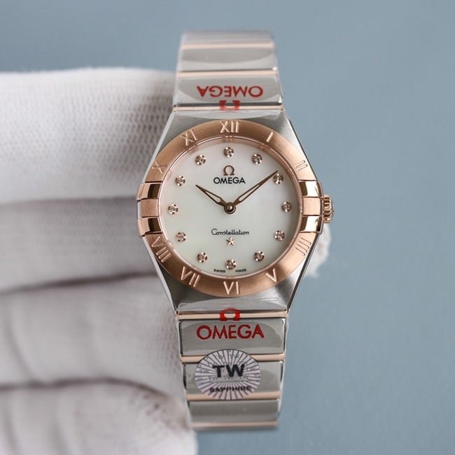 Damen-Omega Constellation 28 mm Quarz 1:1 Super Clone von TW Factory – Weißes Perlmutt mit goldenem Stahlarmband Ref.-Nr. 131.20.28.60.55.001 — detailed review and buying guide | Watch Replica Expert
