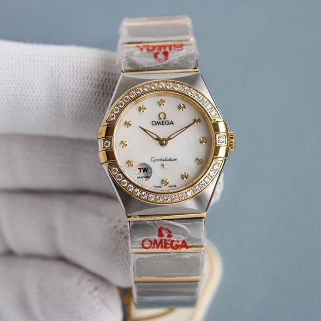 TW Factory Omega feminino constelação 28 mm quartzo top 1: 1 relógio falso alto branco madrepérola mostrador dourado anel de diamante pulseira de aço modelo 131.25.28.60.55.002 — luxury replica watch guide | Watch Replica Expert
