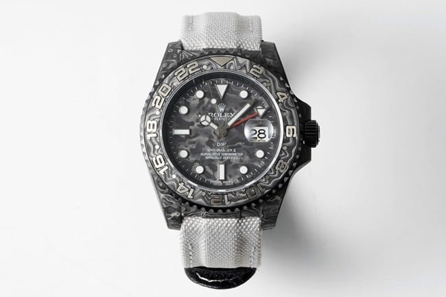 DIW Factory Rolex Rolex masculino GMT-Master II 1:1 réplica de relógio super clone com mostrador preto, caixa de fibra de carbono e pulseira de couro cinza — luxury replica watch guide | Watch Replica Expert