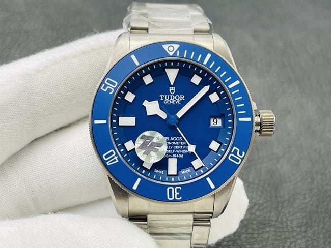 La obra maestra de ZF Factory, Tudor PELAGOS 25600TB, reloj superclon 1:1 de titanio para hombre con esfera azul intenso y correa de acero — luxury replica watch guide | Watch Replica Expert