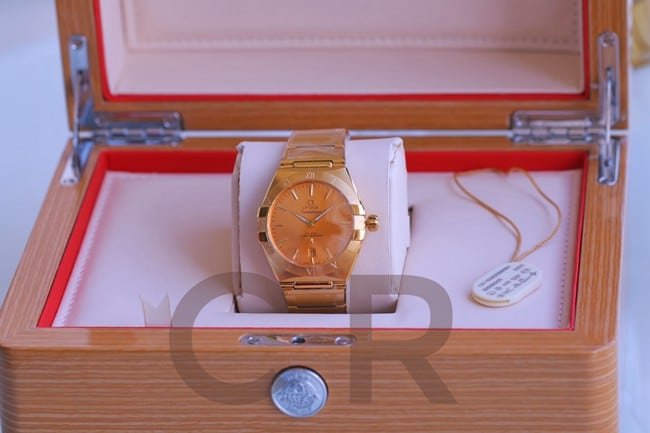 Top Replica Watches Omega 5th Generation Constellation Series Gold Plate Gold Steel Strap Men's Earth Watch Front View