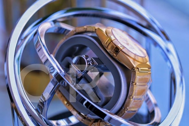 Top Replica Watches Omega 5th Generation Constellation Series Gold Plate Gold Steel Strap Men's Earth Watch Side View