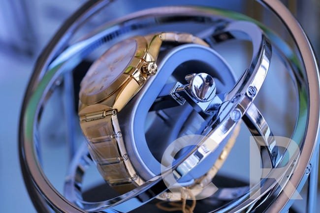 Top Replica Watches Omega 5th Generation Constellation Series Gold Plate Gold Steel Strap Men's Earth Watch Side View