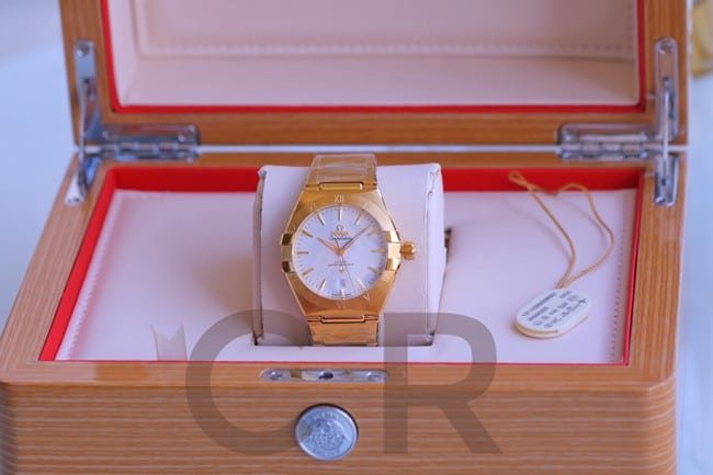Omega Omega masculino Constellation 39 mm de quinta geração 1: 1 réplica de relógio com mostrador branco Sunburst e pulseira de aço dourado — luxury replica watch guide | Watch Replica Expert