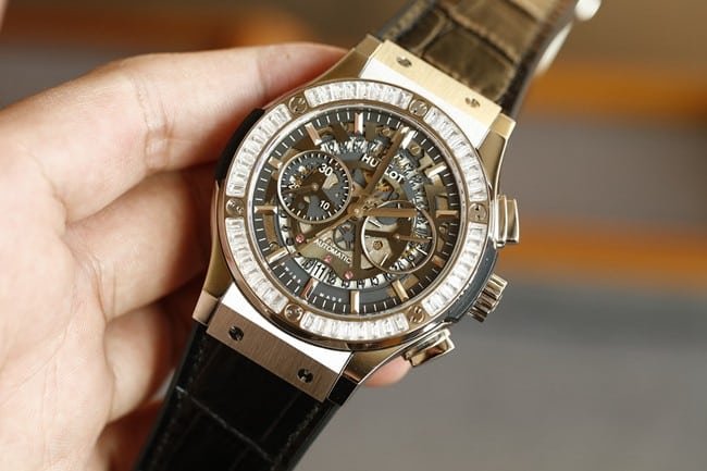 top-tier replica watch Hublot BIG BANG series Hublot boutique diamond silver case watch front view