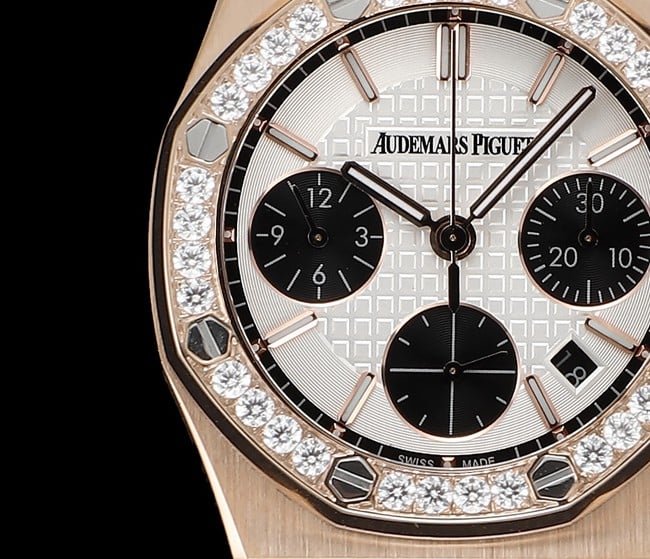 Close-up Photos of the Top-Quality Audemars Piguet Replica: Audemars Piguet Royal Oak Rose Gold Case Women's Multifunction Mechanical Chronograph Watch