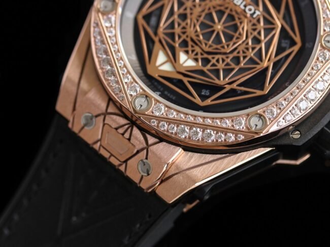 top-tier replica table Hublot series tattoo OEM1:1 open mold rose goldblack dial ring diamond men's mechanical watch detail shots