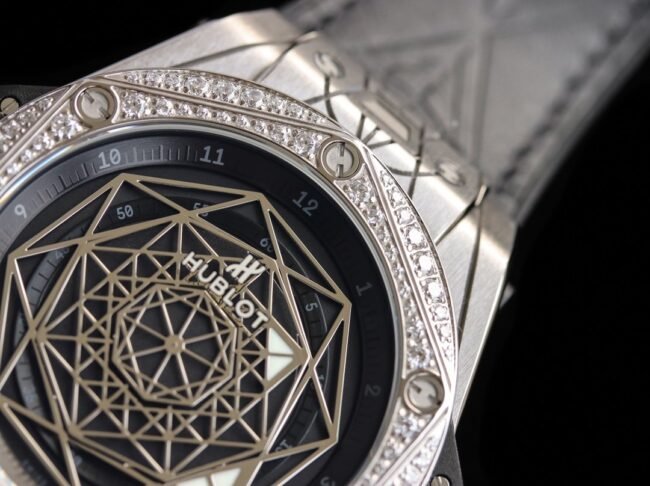 top-tier replica watch Hublot series tattoo OEM1:1 open mold white steel black dial ring diamond men's mechanical watch detail shots