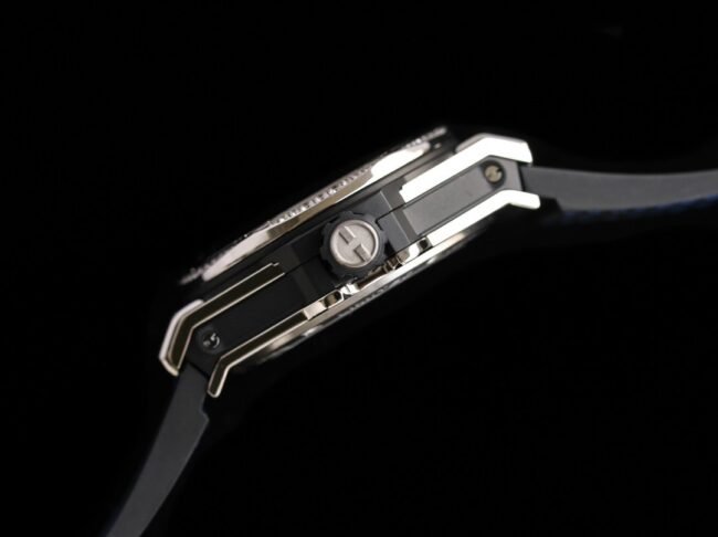 top-tier replica watch Hublot series tattoo OEM1:1 open mold white steel blue dial full diamond men's mechanical watch side view
