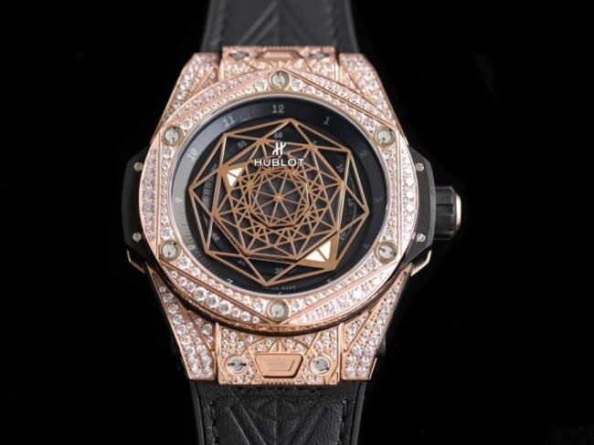 MXM18 Hublot BIG BANG Tattoo Relógio Super Clone de 45 mm com caixa em ouro 18K polido, mostrador preto diamante e pulseira de borracha - 465.OS.1118.VR.1704 — luxury replica watch guide | Watch Replica Expert
