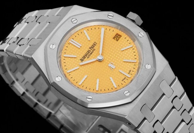 top-tier replica watch Audemars PiguetRoyal Oak15202 two-hand mechanical movement white steel yellow bottom men's watch front view