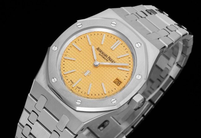 top-tier replica watch Audemars PiguetRoyal Oak15202 two-hand mechanical movement white steel yellow bottom men's watch front view