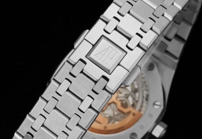 top-tier replica watch Audemars PiguetRoyal Oak15202 two-hand mechanical movement white steel yellow bottom men's watch front view clasp picture
