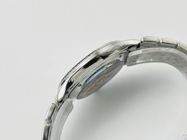 top-tier replica watch Jaeger-LeCoultre ultra-thin master series white steel white bottom men's watch side view