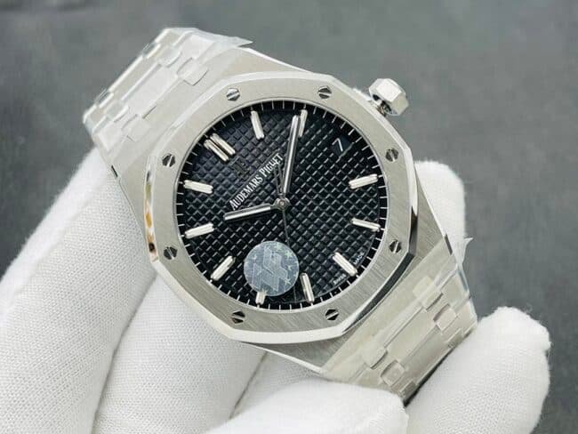 Top-tier replica watch Audemars PiguetRoyal Oak15500V2 version white steel black bottom men's watch shows the strength of the defending steel king front view