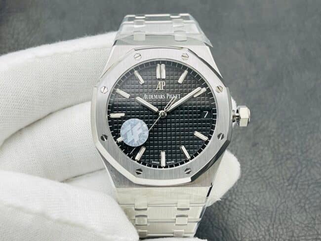 Top-tier replica watch Audemars PiguetRoyal Oak15500V2 version white steel black bottom men's watch shows the strength of the defending steel king front view