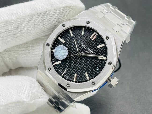 Top-tier replica watch Audemars PiguetRoyal Oak15500V2 version white steel black bottom men's watch shows the strength of the defending steel king front view