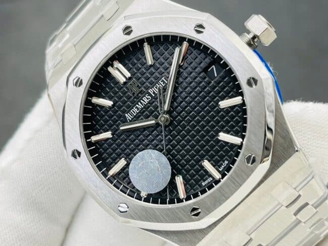 Top-tier replica watch Audemars PiguetRoyal Oak15500V2 version white steel black bottom men's watch shows the strength of the defending steel king front view