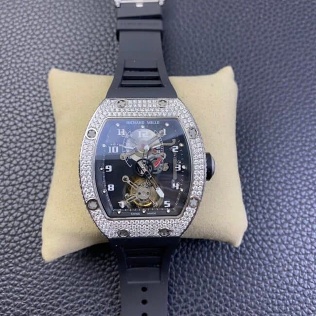 Richard Mille RM 001 Relógio masculino Super A Clone Tourbillon com diamantes moissanite completos, mostrador preto e pulseira de borracha — luxury replica watch guide | Watch Replica Expert
