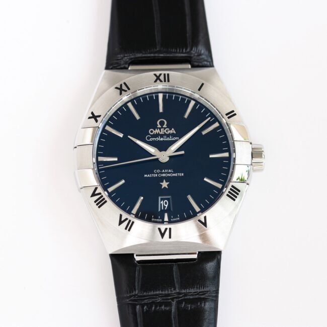 OR Factory Omega Constellation Steel 39 mm 1:1 hochwertige Replik-Uhr für Herren mit schwarzem Zifferblatt, Lederarmband und 8800-Uhrwerk 131.13.39.20.01.001 — luxury replica watch guide | Watch Replica Expert