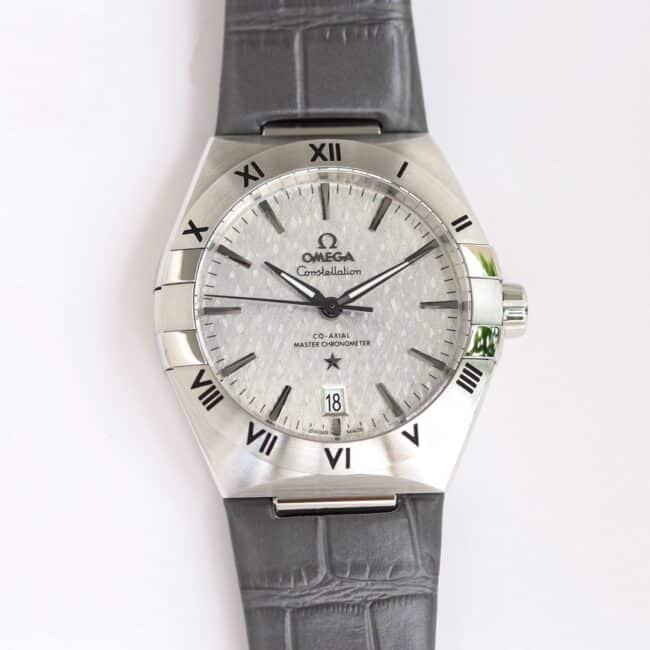 Omega Constellation OR Factory 39 mm Edelstahl-integriertes Armband Satin-Rhodium-Zifferblatt 131.13.39.20.06.001 — luxury replica watch guide | Watch Replica Expert