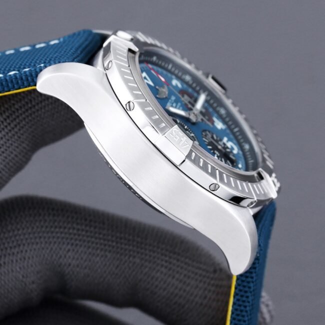 Big factory high-quality replica brand new Breitling Avenger B01chronograph watch original molded men's watch side view