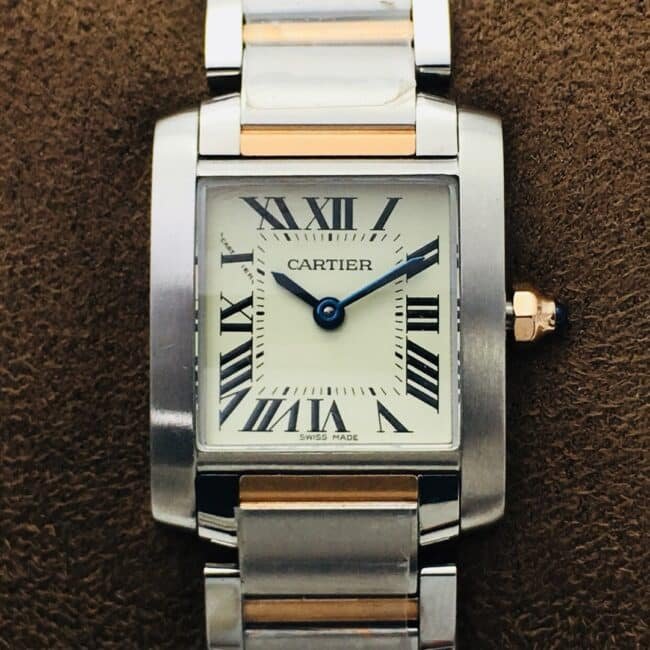 Relógio Cartier W51007Q4 feminino Tank Super Clone-Quality - mostrador branco prateado, ponteiros azuis, pulseira de aço inoxidável — luxury replica watch guide | Watch Replica Expert