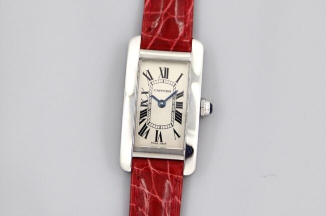 Relógio Cartier WSTA0016 feminino Tank 1:1 Super A Clone com mostrador cinza prateado e pulseira vermelha — luxury replica watch guide | Watch Replica Expert