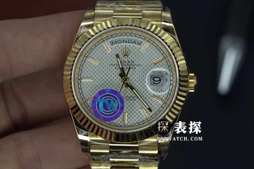 EW Factory Rolex Day-Date m228238-0008 41 mm todo dourado com padrão diagonal mostrador 1:1 Super Clone relógio masculino com calendário para os dias da semana — luxury replica watch guide | Watch Replica Expert