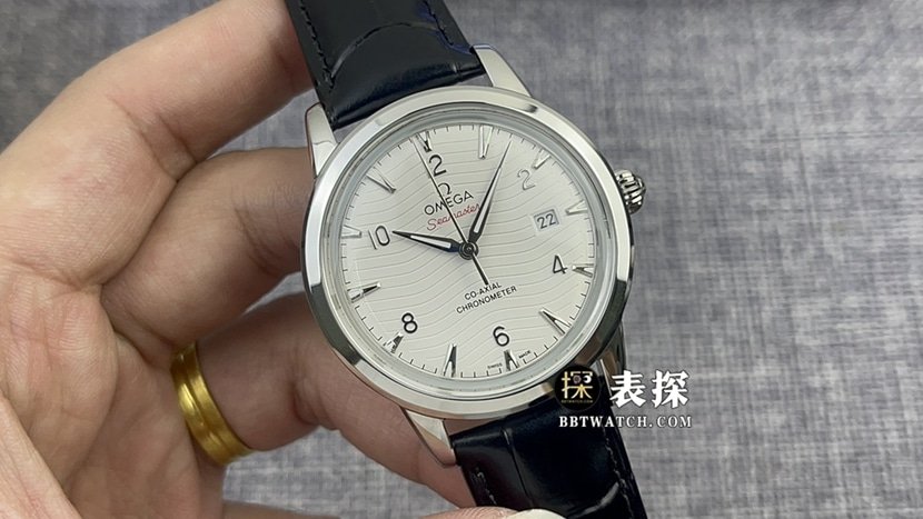 Relógio Super Clone Omega Seamaster masculino com mostrador branco e pulseira de couro 1:1 — luxury replica watch guide | Watch Replica Expert