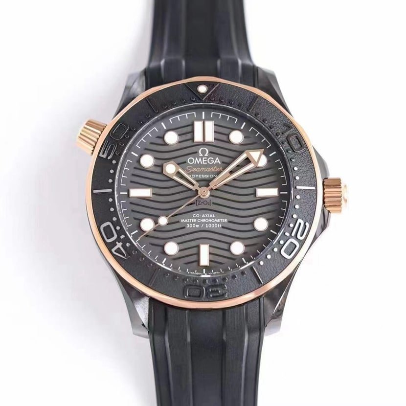 OM Factory Omega Omega Seamaster 1:1 Clone: mostrador de cerâmica preta, pulseira de borracha em ouro rosa 210.62.44.20.01.001 — luxury replica watch guide | Watch Replica Expert