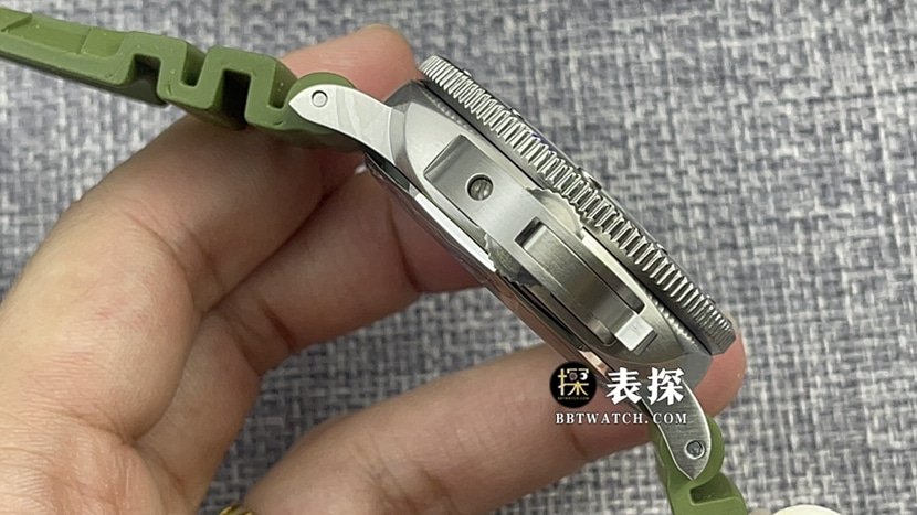 VS FactoryPanerai sneak PAM01226super clone watch men's white dial rubber model picture and price side live photo