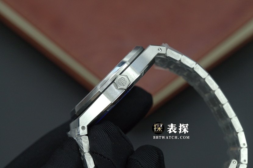 ZFRoyal OakAudemars Piguet1:1replica watch blue dialsteel bracelet model 15500ST.OO.1220ST.01side live photo