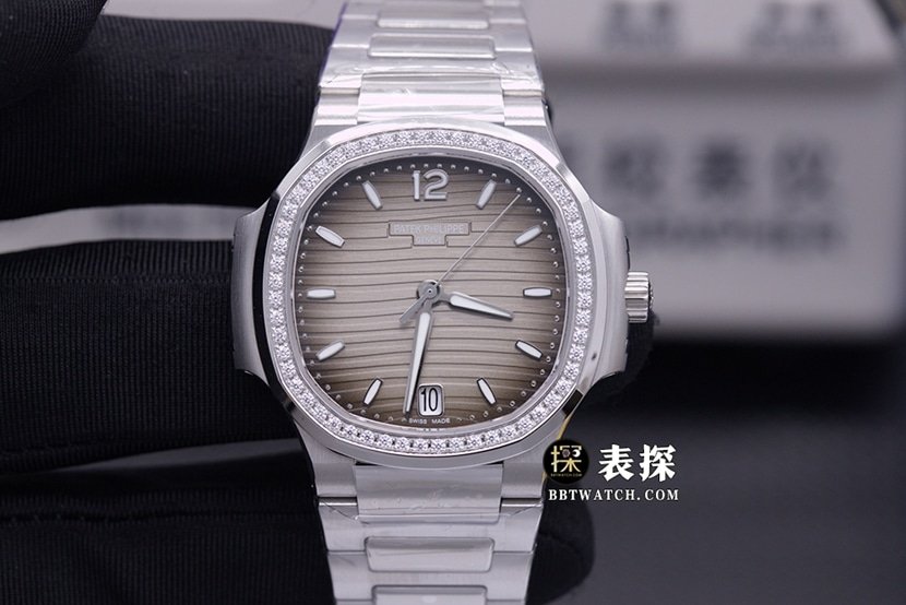 Patek Philippe 3K Factory 7118/1200A-011 Sporty Elegance Super Clone com mostrador gradiente cinza-preto, moldura com diamante e pulseira de aço — luxury replica watch guide | Watch Replica Expert