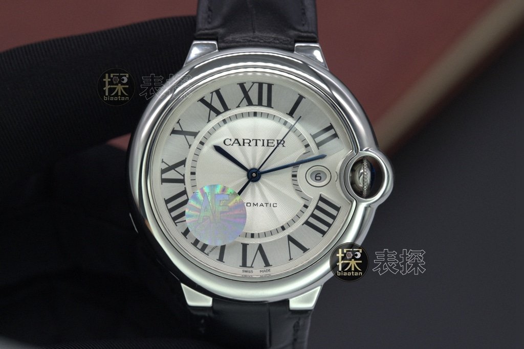 Cartier Blue Balloon 33 mm AF Factory mechanische Replik mit weißem Zifferblatt und schwarzem Lederarmband — luxury replica watch guide | Watch Replica Expert