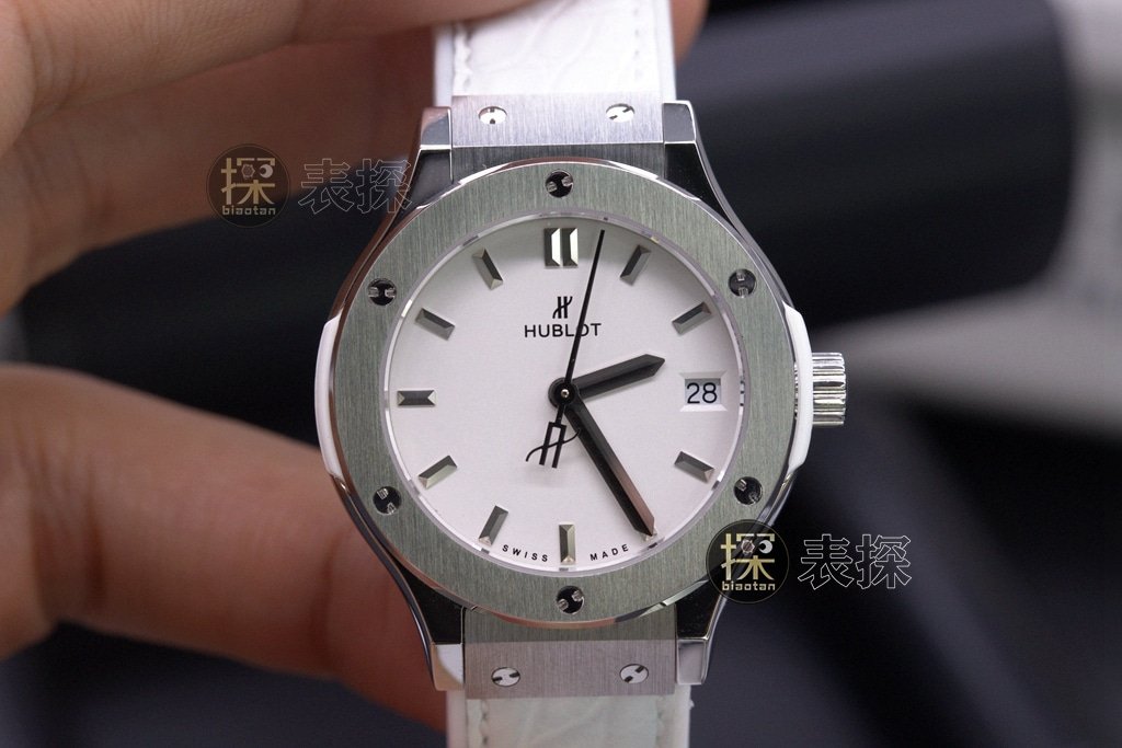 Reloj de cuarzo HB Factory Hublot Classic Fusion de 33 mm con esfera blanca y correa de cuero — luxury replica watch guide | Watch Replica Expert
