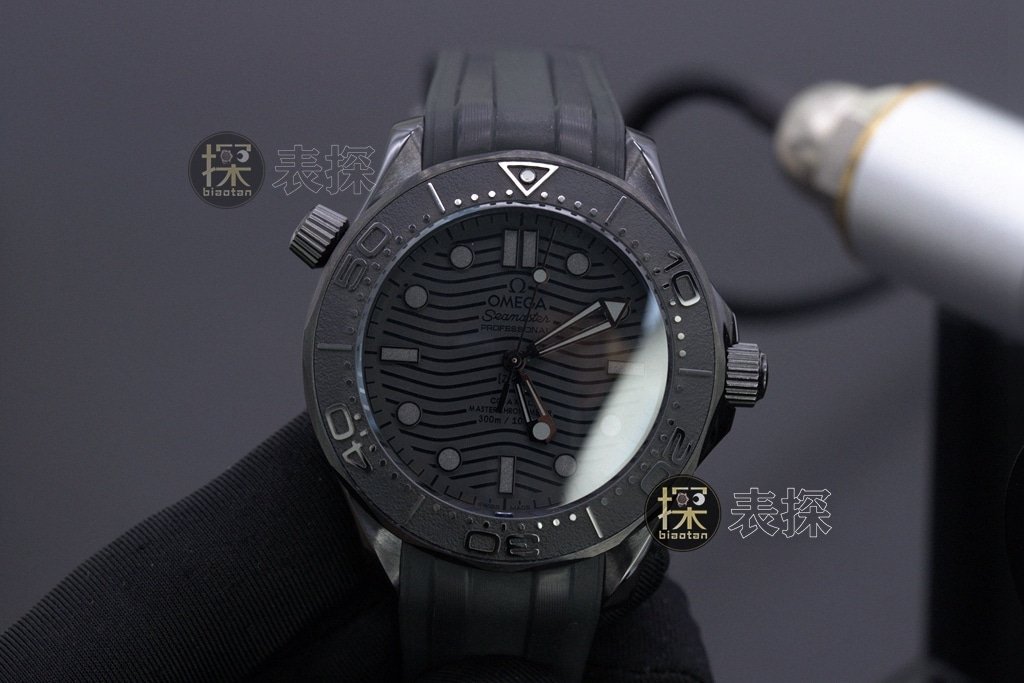Réplica de fábrica Omega Seamaster S+: mostrador luminoso preto, caixa de cerâmica, movimento 8806 com pulseira de borracha — luxury replica watch guide | Watch Replica Expert