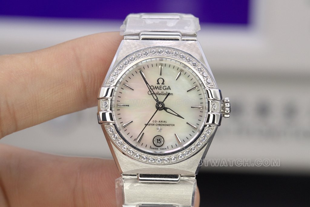 TW Omega Constellation 29mm 1:1 Super A Réplica com mostrador em madrepérola branca, moldura de diamante e movimento NH05 131.15.29 — luxury replica watch guide | Watch Replica Expert