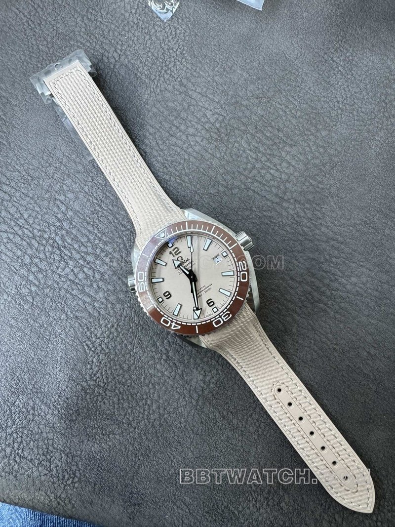 VS Factory Omega Seamaster 215.32.44.21.09.001 Mostrador Bege 1:1 Super A Réplica com pulseira de borracha, caixa de aço inoxidável de 43,5 mm — luxury replica watch guide | Watch Replica Expert
